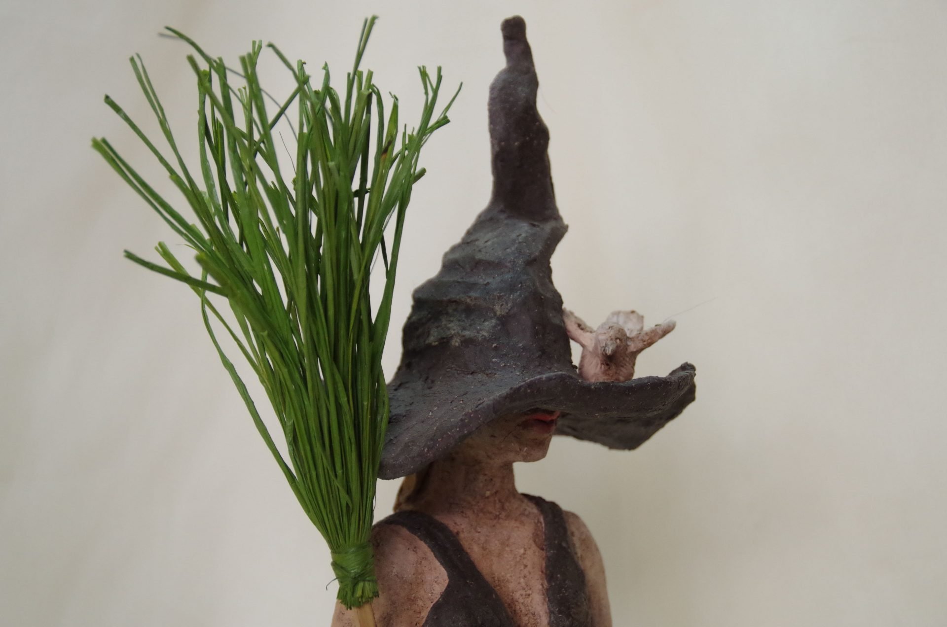 Bruja en Verde Trigal - Esculturas Lola Jiménez