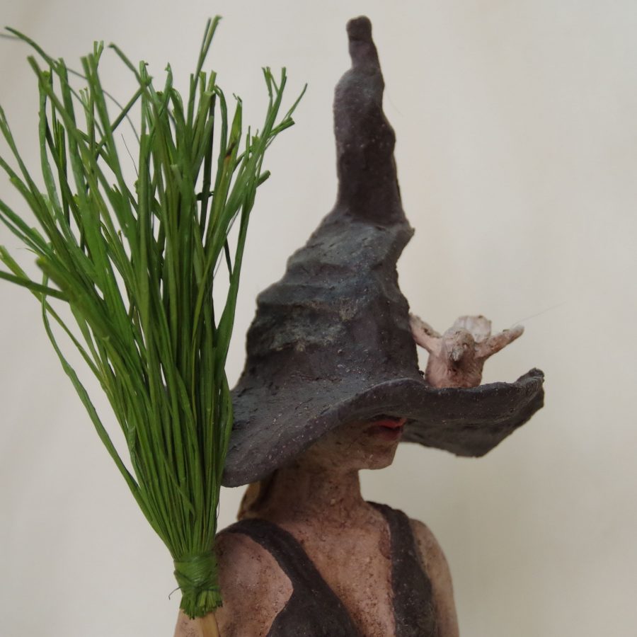 Bruja en Verde Trigal - Esculturas Lola Jiménez